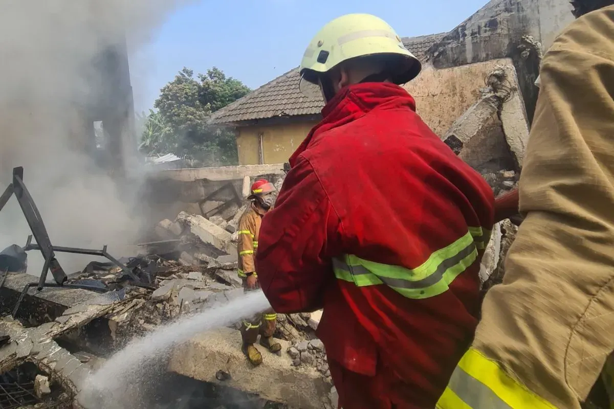 Damkarmat Kota Bekasi kembali menyusuri lokasi kebakaran di gudang ban di Jalan Raya Jatimakmur, Pondok Gede, Kota Bekasi. (Sumber: Dok. Damkarmat Kota Bekasi)