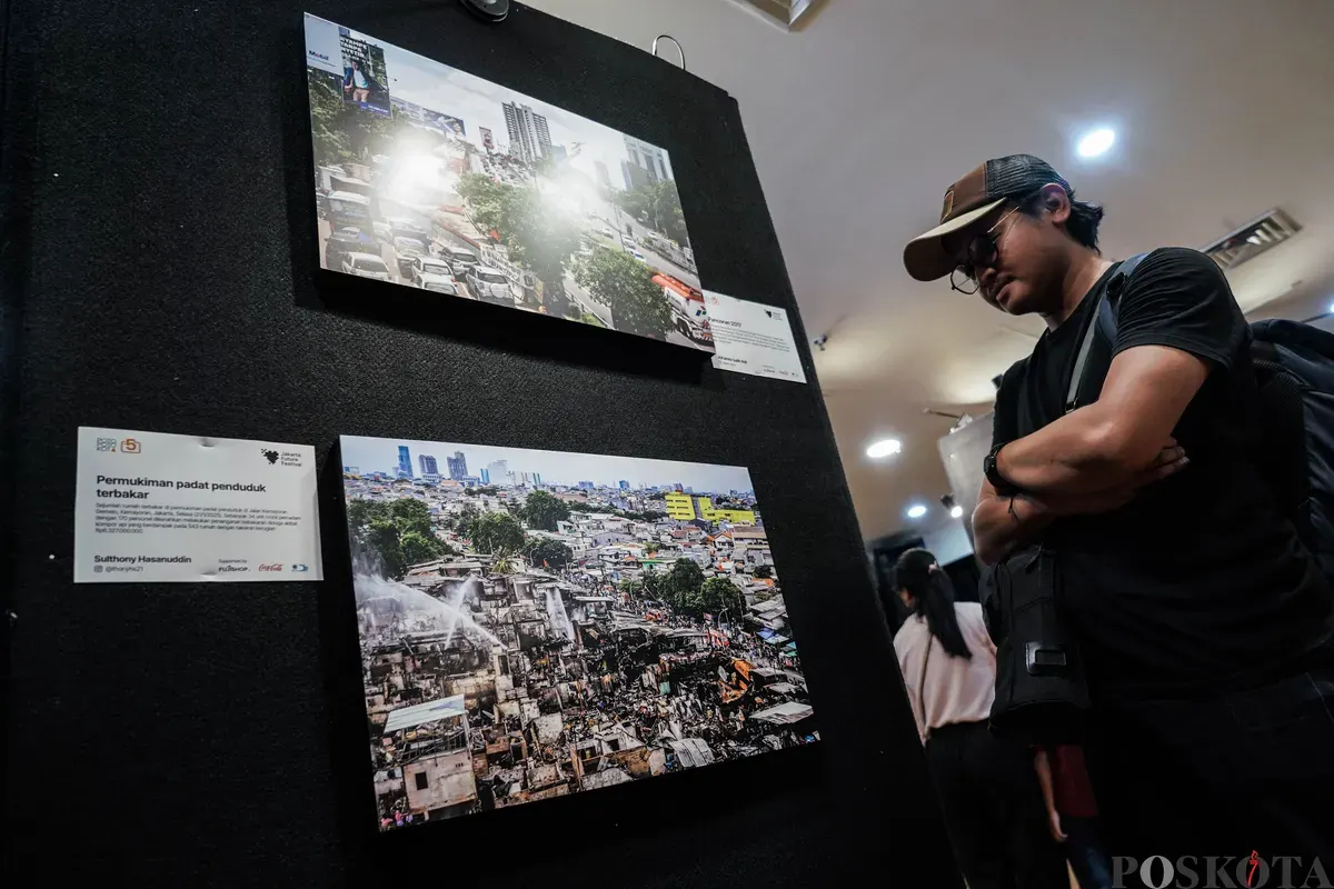 Warga mengamati karya foto pada pagelaran Jakarta Future Festival 2025: Collaborate to Elevate! di Taman Ismail Marzuki, Jakarta, Jum'at, 13 Juni 2025. (Sumber: Poskota/Bilal Nugraha Ginanjar)