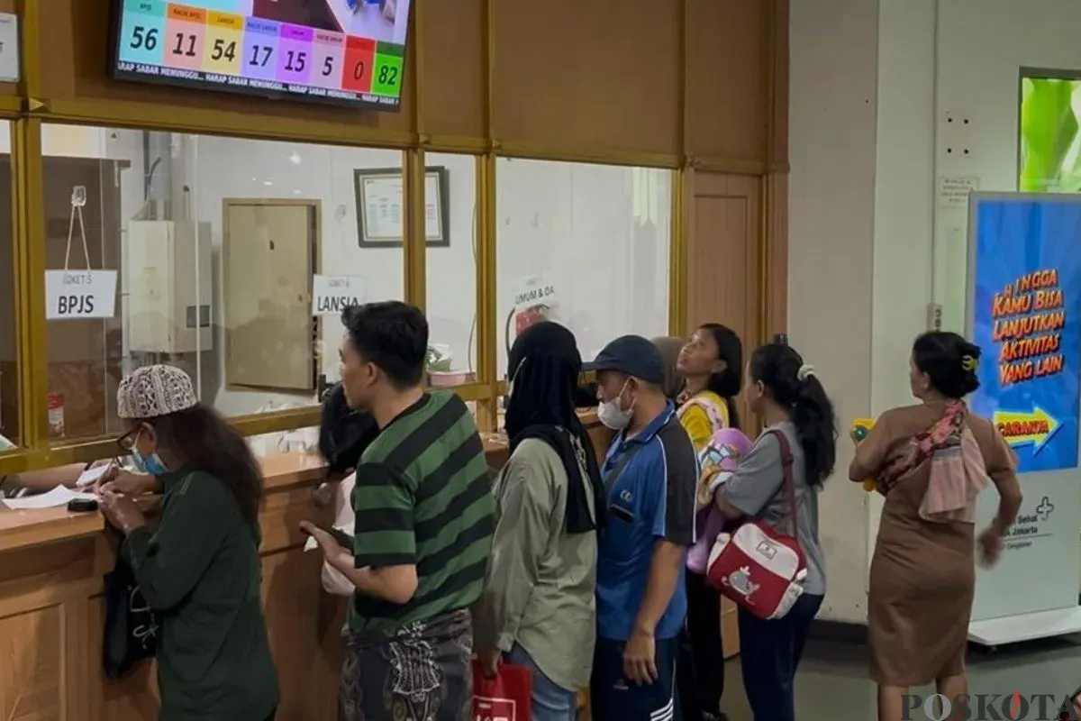 Suasana pasien saat sedang berobat di RSUD Cengkareng, Jakarta Barat, Jumat, 13 Juni 2025. (Sumber: Poskota/Pandi Ramedhan)