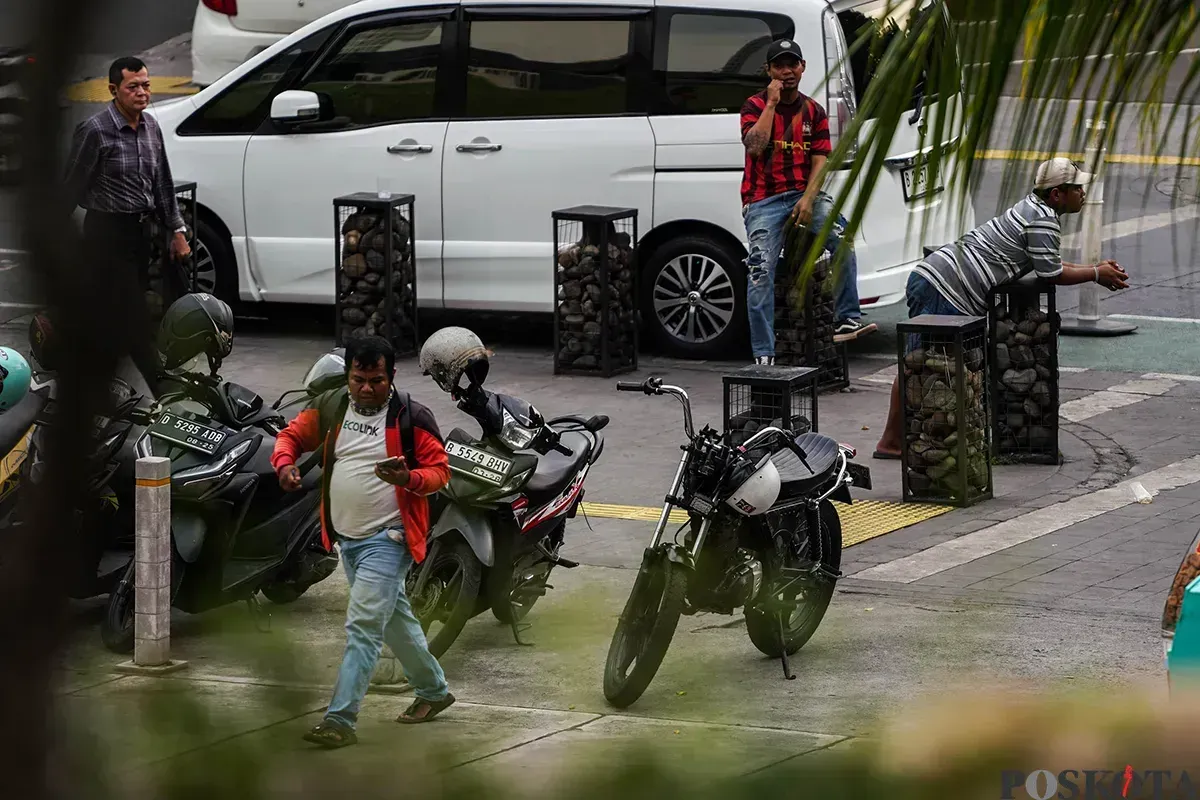 Juru parkir liar berjaga di depan area Taman Ismail Marzuki, Cikini, Jakarta. (Sumber: Poskota/Bilal Nugraha Ginanjar)