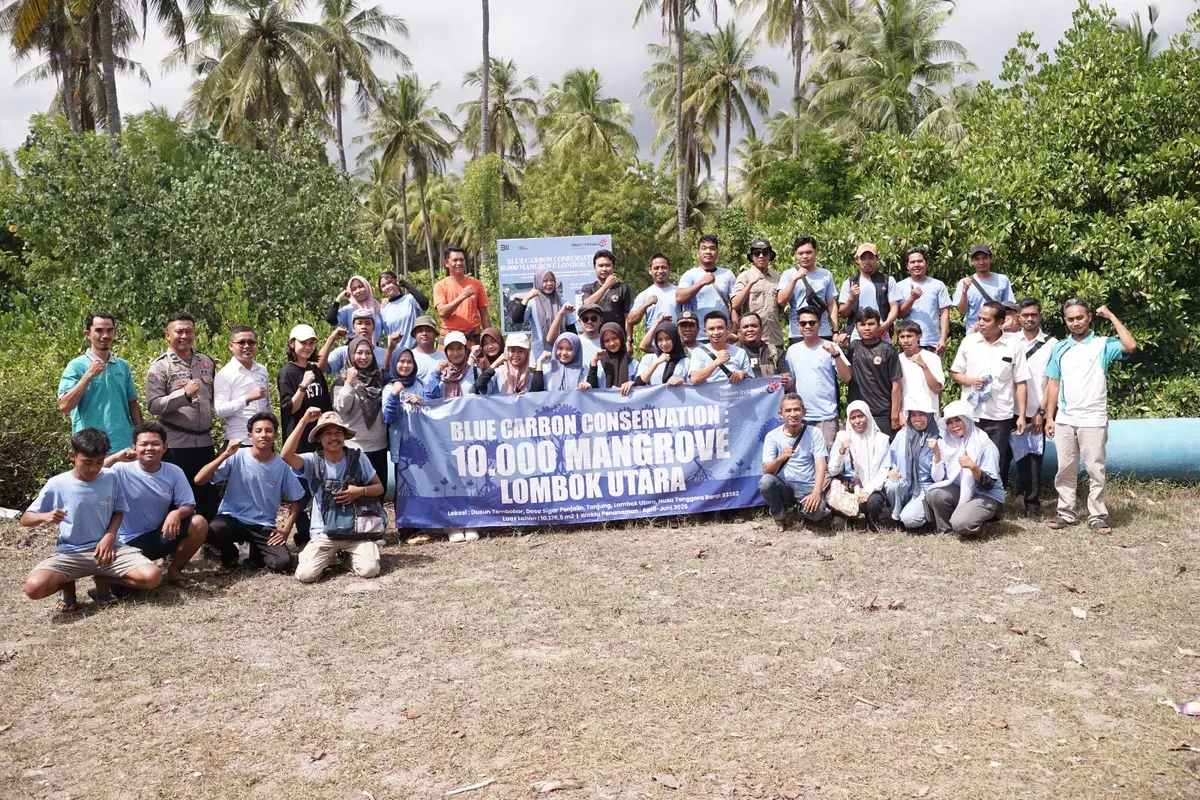 Program restorasi ekosistem pesisir melalui penanaman 10.000 bibit mangrove jenis Avicennia Marina di kawasan terdampak abrasi Sigar Penjalin, Kabupaten Lombok Utara, NTB. (Sumber: PT Telkom Indonesia (Persero) Tbk)