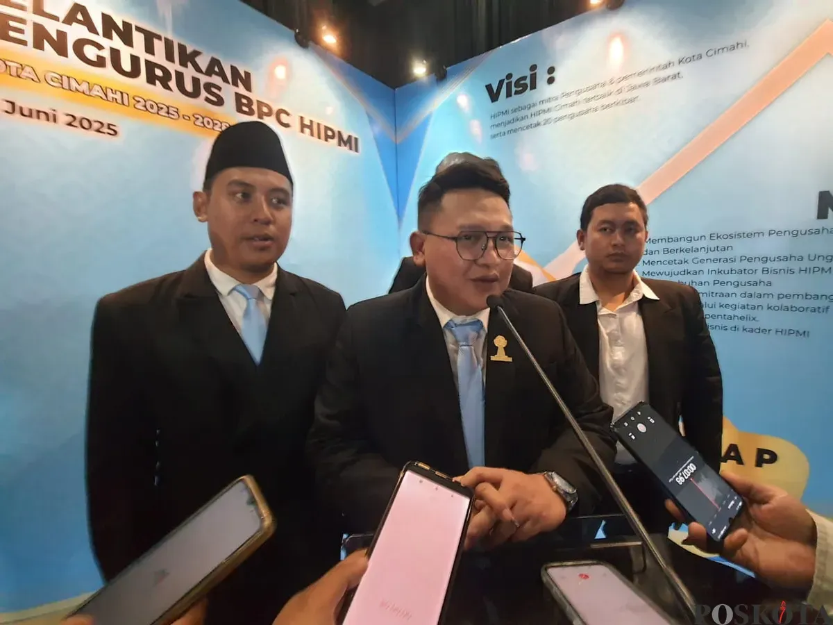 Ketua HIPMI Kota Cimahi, Aria Putra Perdana, (tengah), memberikan pernyataan kepada awak media di Cimahi. (Sumber: POSKOTA | Foto: Gatot Poedji Utomo)