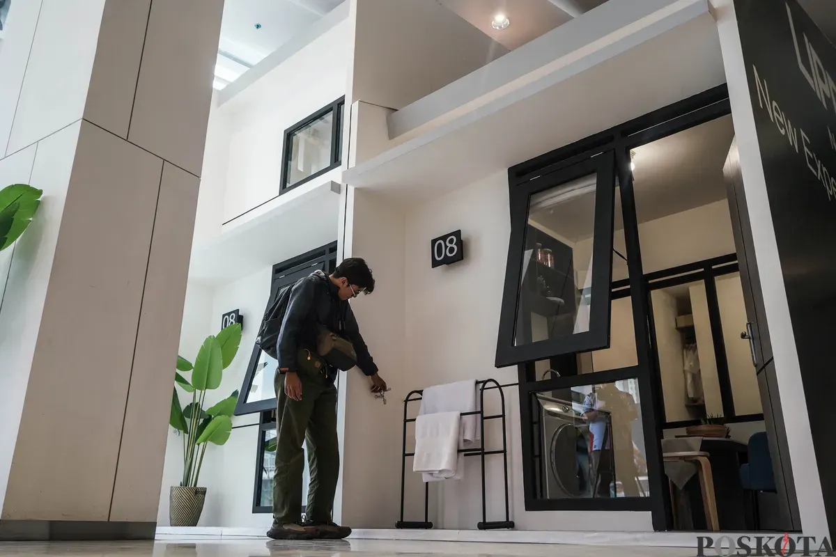 Pengunjung melihat contoh desain rumah subsidi dengan luas 23,4 meter persegi di Jakarta, Minggu, 15 Juni 2025. (Sumber: Poskota/Bilal Nugraha Ginanjar)