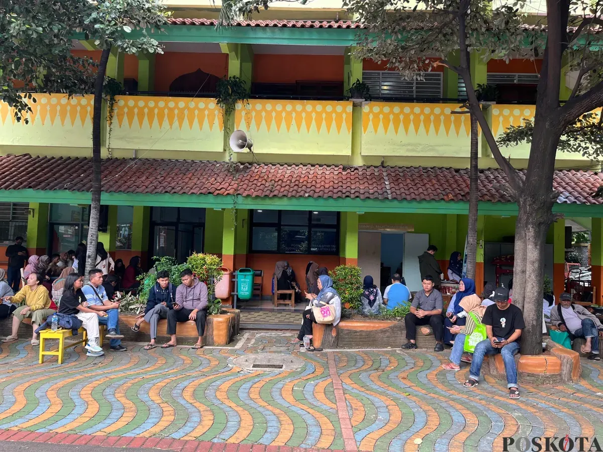 Suasana di posko SPMB 2025 di SMA Negeri 78 Jakarta Barat, ramai didatangi orangtua murid, Senin, 16 Juni 2025. (Sumber: Poskota/Pandi Ramedhan)
