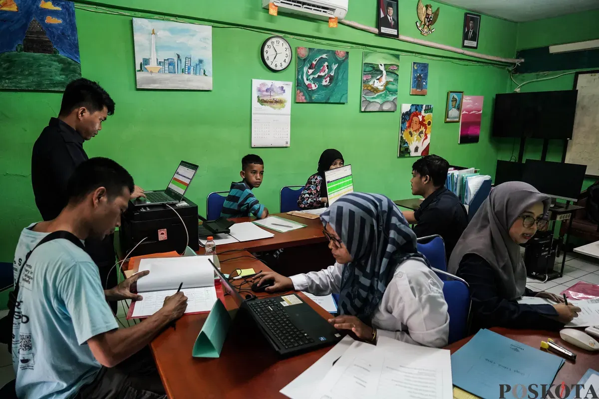 Orang tua siswa mendaftarkan anaknya di Posko Sistem Penerimaan Murid Baru (SPMB) SLB Negeri 5 Jakarta, Senin, 16 Juni 2025. (Sumber: Poskota/Bilal Nugraha Ginanjar)