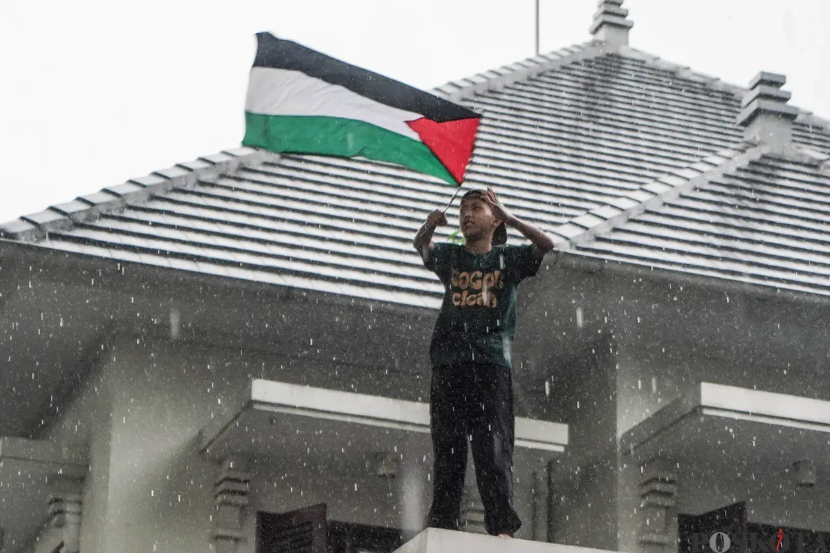 Sejumlah peserta aksi membawa poster saat mengikuti aksi bela Palestina di depan Kedutaan Besar Mesir, Jakarta, Selasa, 17 Mei 2025. (Sumber: Poskota/Bilal Nugraha Ginanjar)