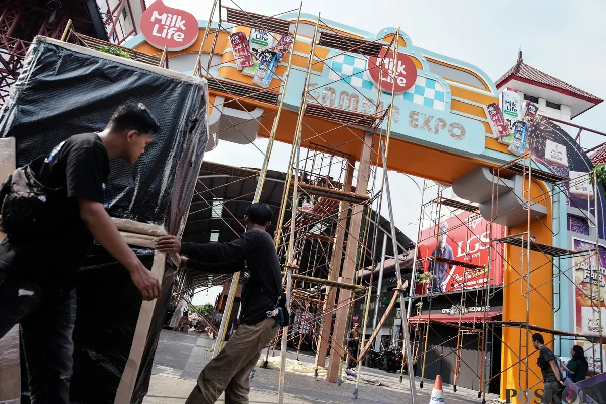 Pekerja menyelesaikan pembuatan gerai yang akan berpartisipasi dalam Jakarta Fair 2025 di JIExpo, Kemayoran, Jakarta, Selasa, 17 Juni 2025. (Sumber: Poskota/Bilal Nugraha Ginanjar)