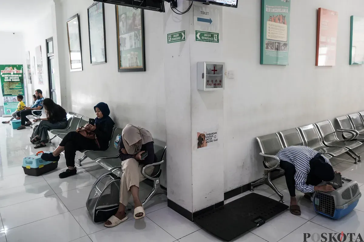 Warga menunggu giliran memeriksa hewan peliharaan di Pusat Kesehatan Hewan Ragunan, Jakarta Selatan, Selasa, 17 Juni 2025. (Sumber: Poskota/Bilal Nugraha Ginanjar)
