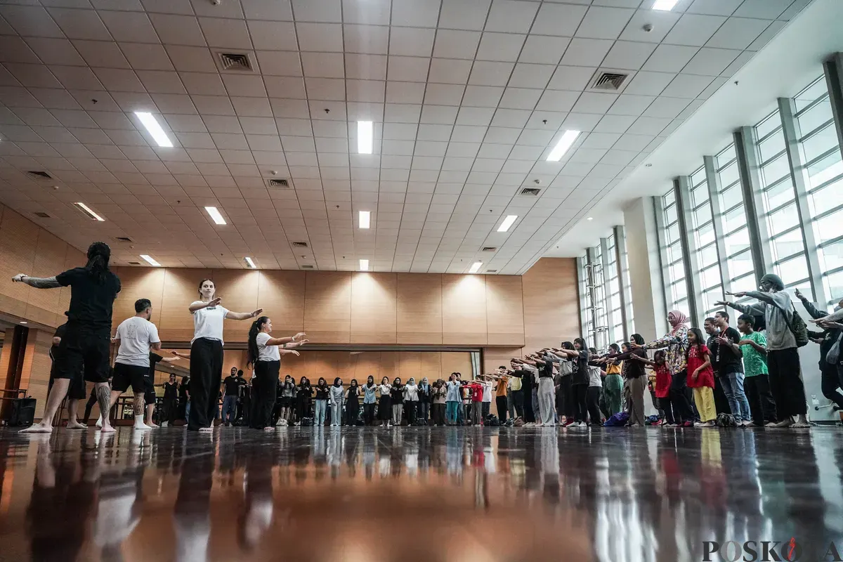 Sejumlah peserta mengikuti pelatihan tari Haka bersama kelompok budaya Te Whare Karioi di Taman Ismail Marzuki, Jakarta, Rabu, 18 Juni 2025. (Sumber: Poskota/Bilal Nugraha Ginanjar)