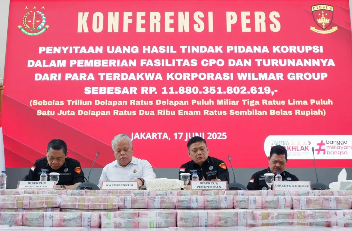Kejaksaan Agung (Kejagung) memamerkan uang sitaan senilai Rp11,8 triliun terkait perkara tindak pidana korupsi fasilitas ekspor Crude Palm Oil (CPO) di Kantor Kejagung, Jakarta Selatan, Selasa, 17 Juni 2025. (Sumber: Kejagung)