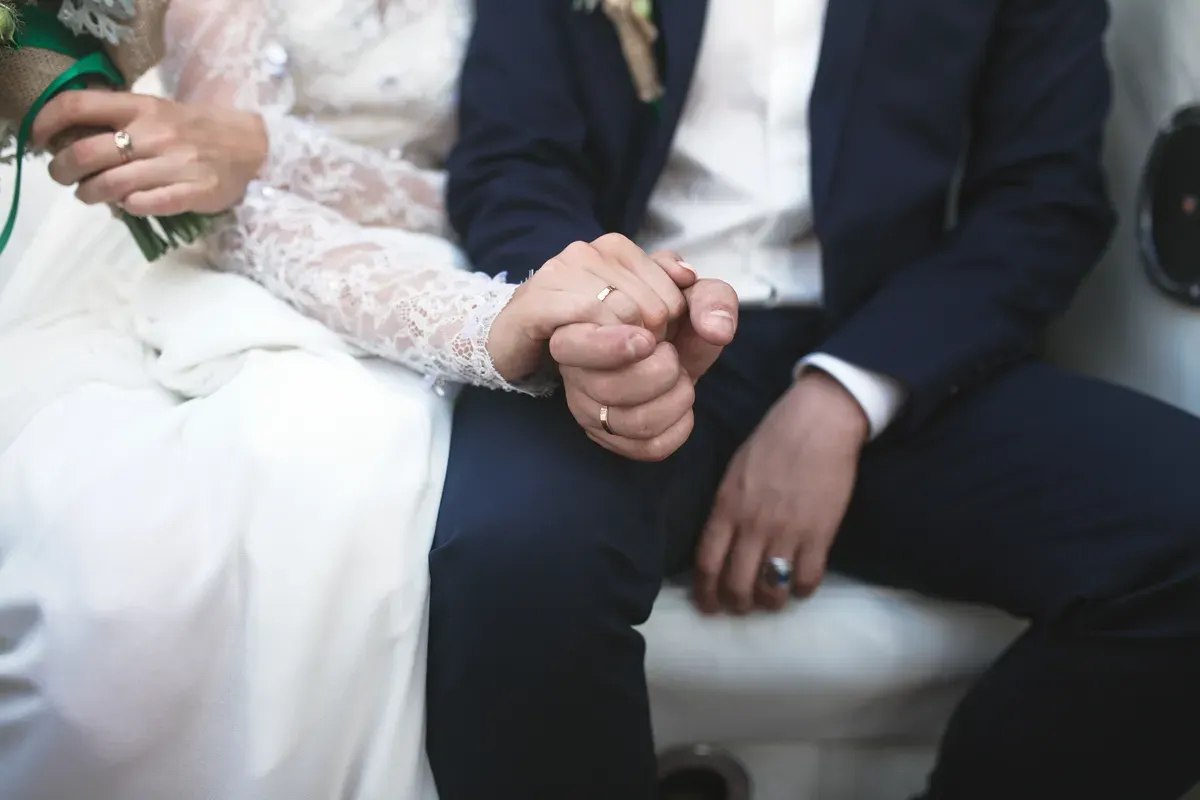 Ilustrasi. Vendor pernikahan Nafa Wedding yang diduga gagal total dalam menangani dekorasi pernikahan salah satu kliennya. (Sumber: Freepik/teksomolika)