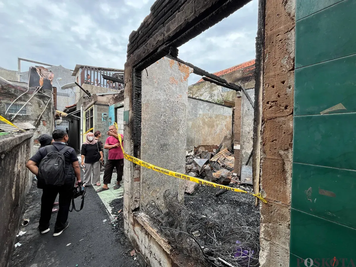Lokasi kebakaran rumah tinggal di kawasan Tebet, Jakarta Selatan, yang menyebabkan satu orang tewas pada Kamis, 19 Juni 2025 dini hari. (Sumber: Poskota/Pandi Ramedhan)