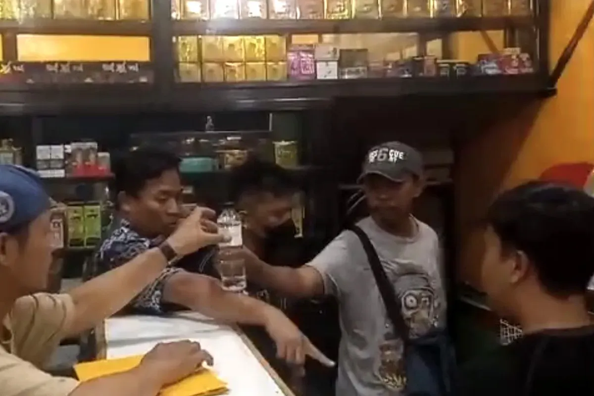 Anggota Tim Opsnal Polsek Tajurhalang gerebek penjual miras oplosan berkedok warung jamu di Jalan PWRI, Tajurhalang, Kabupaten Bogor. (Sumber: Dok Polsek Tajurhalang)
