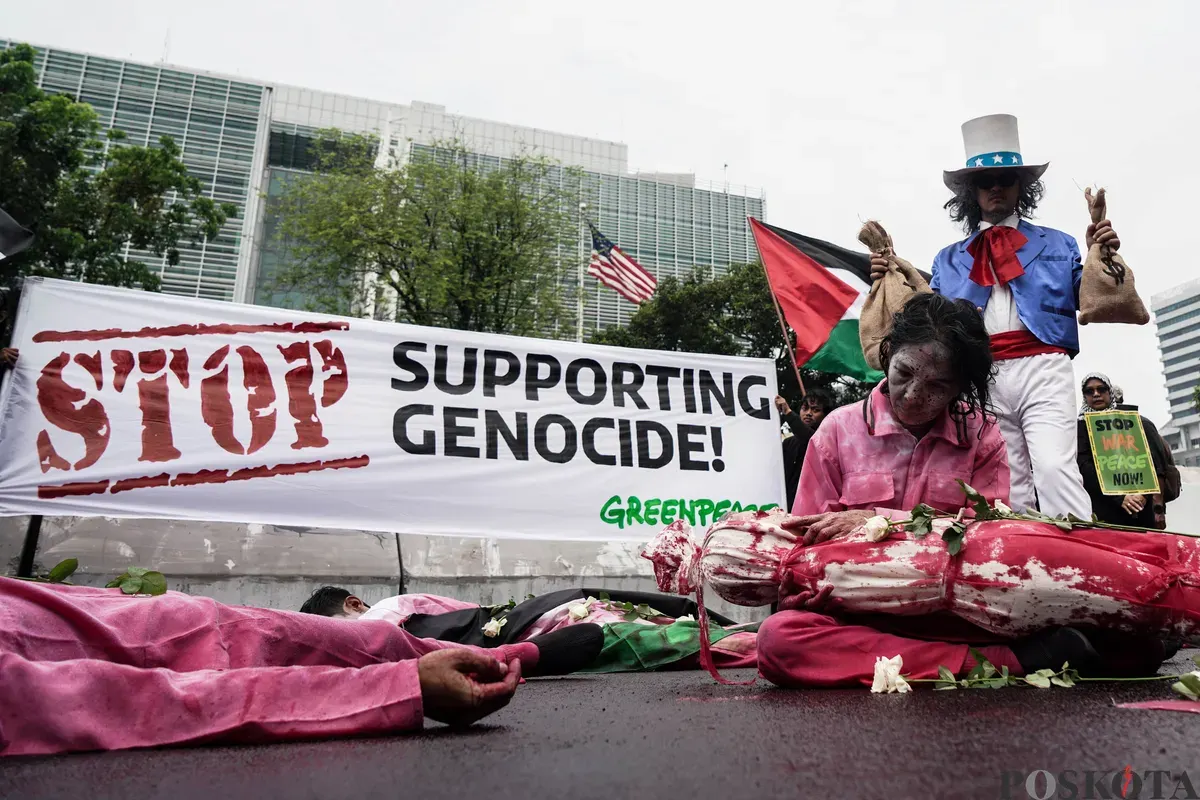 Sejumlah peserta aksi teatrikal dalam rangka unjuk rasa bela Palestina di depan Kedutaan Besar Amerika Serikat, Jakarta, Kamis, 19 Juni 2025. (Sumber: Poskota/Bilal Nugraha Ginanjar)