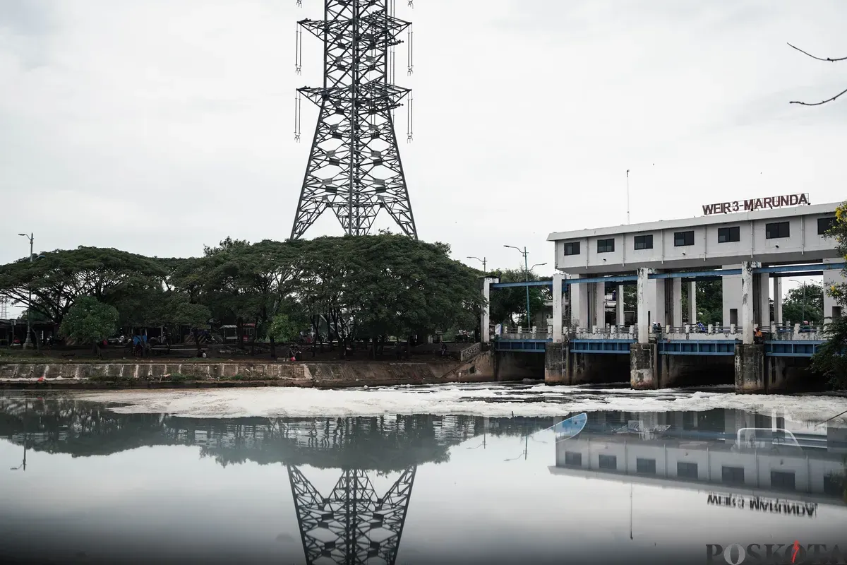 Warga beraktifitas di sekitar Kanal Timur di sekitar Pintu Air Marunda, Cilincing, Jakarta Utara, Kamis, 19 Juni 2025. (Sumber: Poskota/Bilal Nugraha Ginanjar)