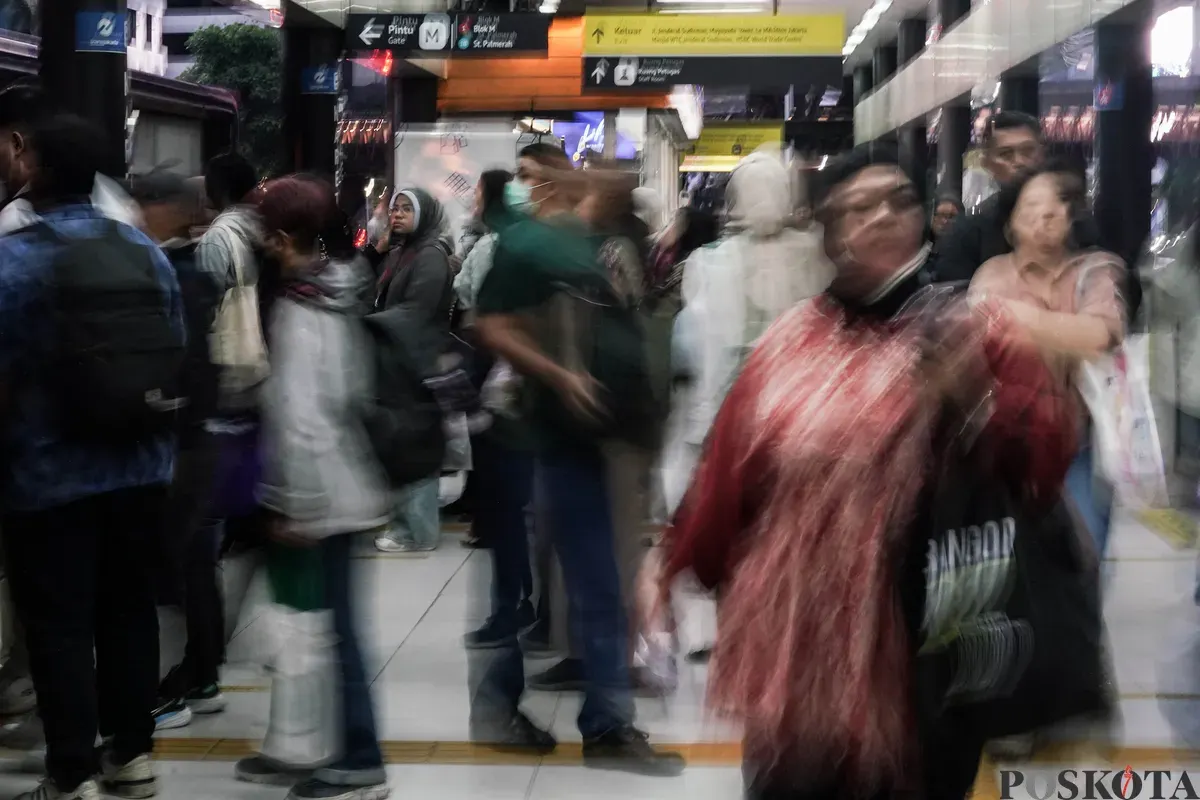 Sejumlah pekerja swasta menunggu kedatangan Transjakarta pada jam pulang kerja di Halte Bundaran HI, Jakarta, Kamis, 19 Juni 2025. (Sumber: Poskota/Bilal Nugraha Ginanjar)