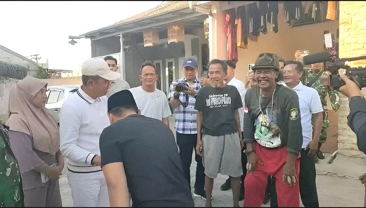 Gubernur Jawa Barat Dedi Mulyadi bersama Ade Kuswara Kunang menyambangi kakek Suryadi, 65 tahun, yang memilih untuk tetap bertahan di atas reruntuhan bangunan rumahnya akibat digusur karena berdiri di atas tanah PJT. (Sumber: Istimewa)