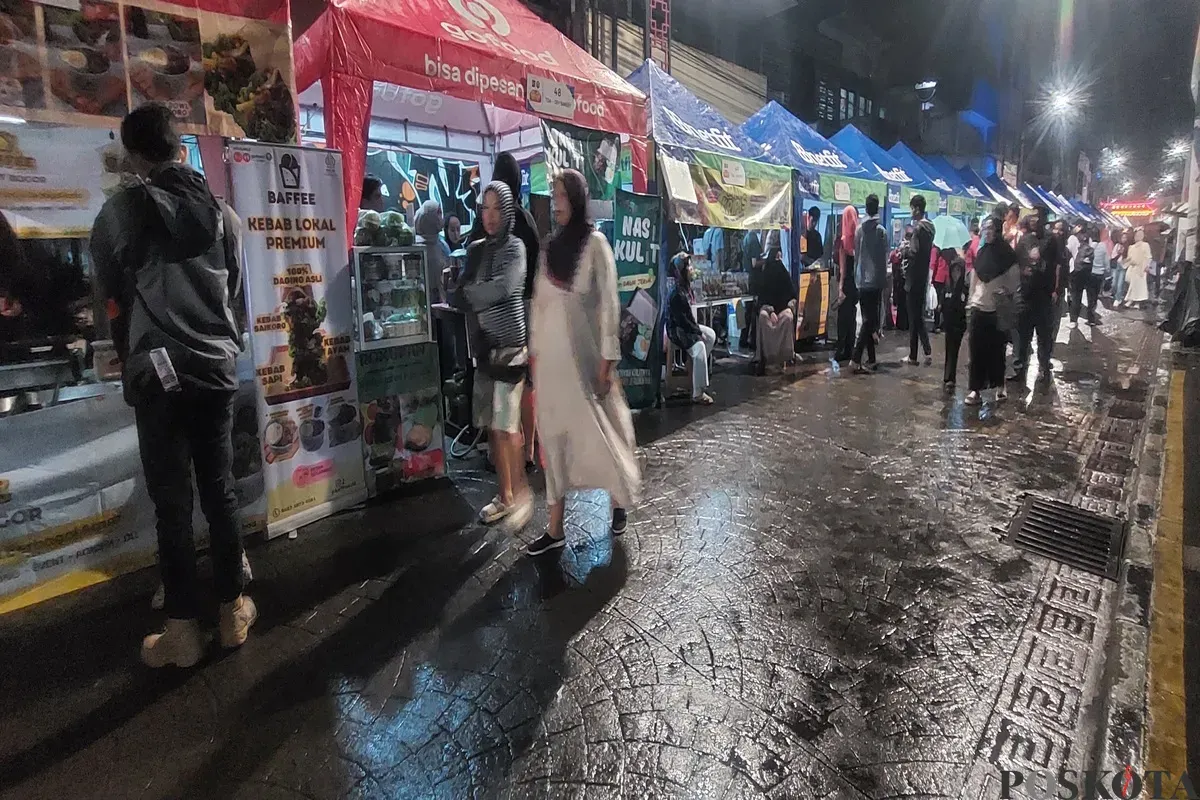Jalan Surya Kencana Kota Bogor dipenuhi 150 tenant usaha dan pengunjung dalam gelaran "Bogor Suka-Suka", Jumat malam, 20 Juni 2025. (Sumber: Poskota/Sekar Putri Andini)