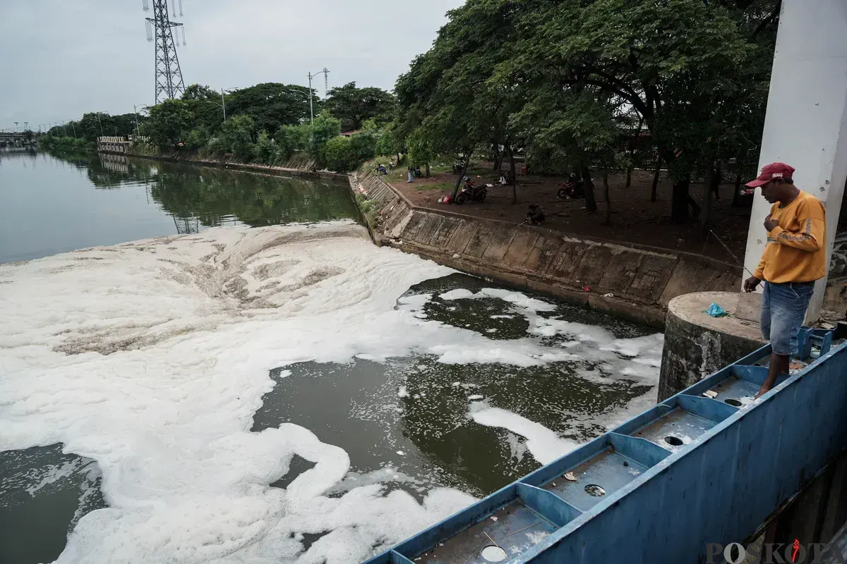Gumpalan busa di Pintu Air 3 Marunda, Banjir Kanal Timur, Jakarta Utara. (Sumber: Poskota/M. Tegar Jihad)