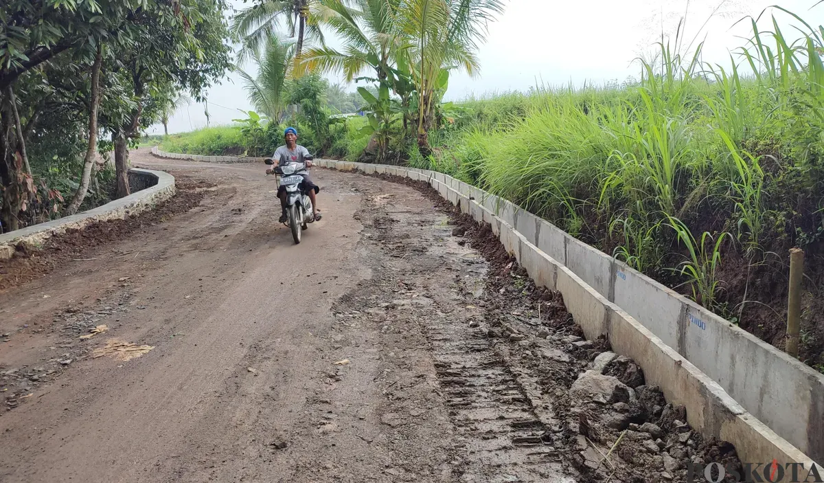 Salah satu proyek pembangunan jalan oleh DPUPR Pandeglang tahun 2024 yang jadi temuan BPK RI perwakilan Banten. (Sumber: Poskota/Samsul Fatoni)