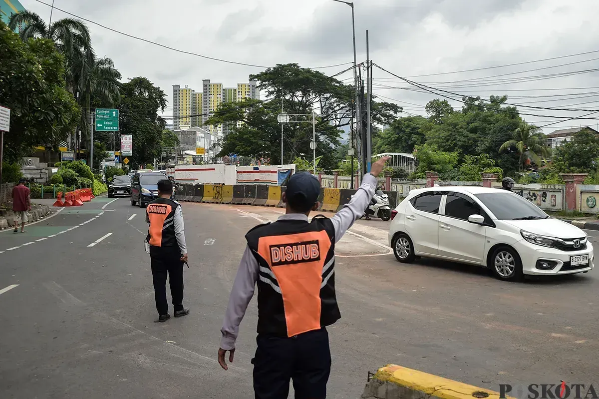 Petugas Dinas Perhubungan (DISHUB) DKI Jakarta mengatur rekayasa lau lintas (Sumber: Poskota/Bilal Nugraha Ginanjar)
