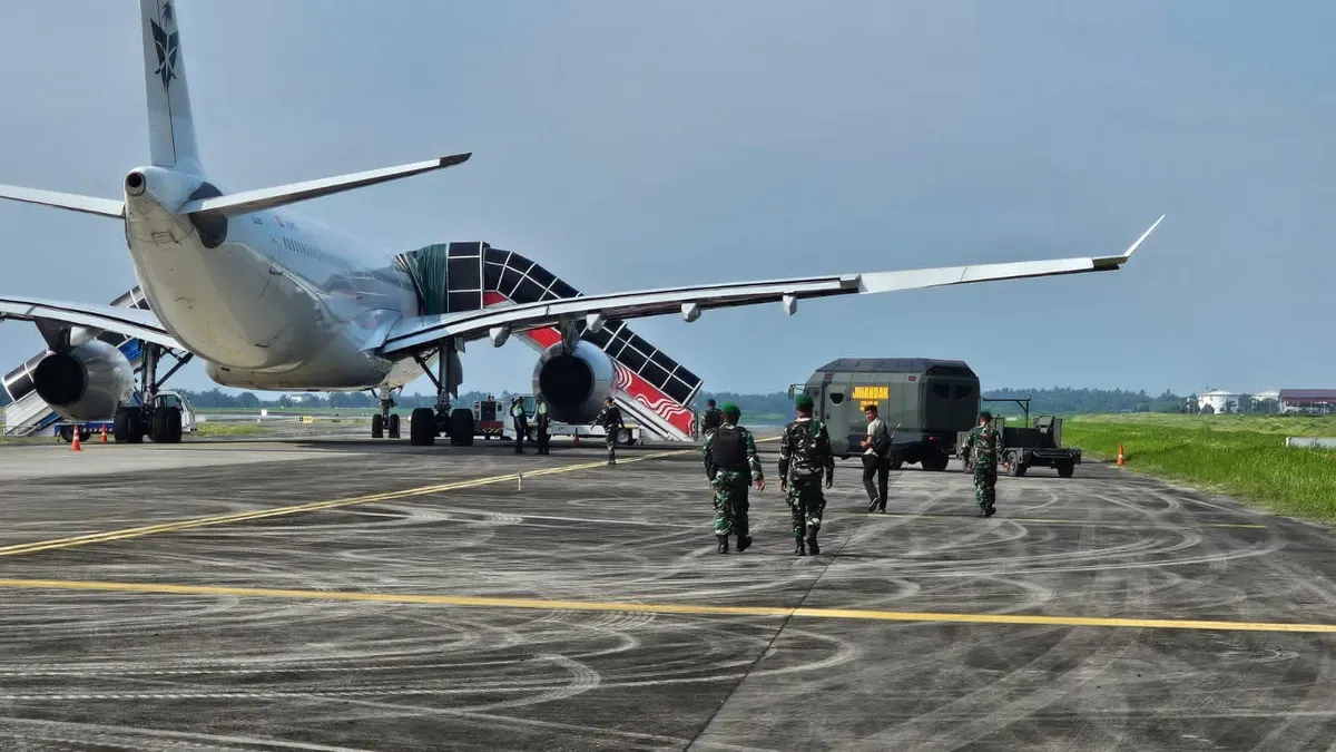 Pesawat Saudi Airlines mendarat darurat di Bandara Internasional Kualanamu, Deli Serdang, Sumatera Utara, akibat teror bom, pada Sabtu, 21 Juni 2025. (Sumber: Dok Kodam I/Bukit Barisan)