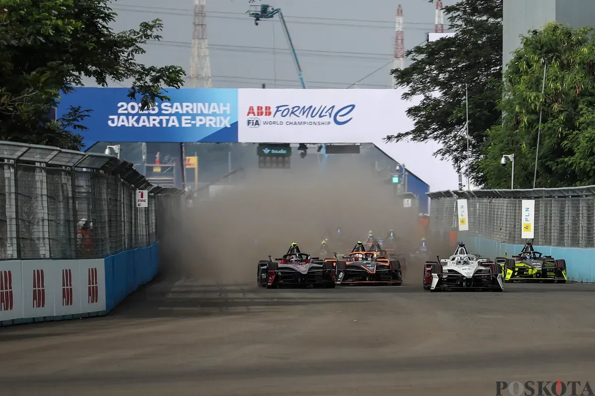 Sejumlah pembalap memacu kecepatan saat mengikuti balapan Formula E World Championship musim ke-11 di Jakarta International E-Prix Circuit (JIEC), Ancol, Jakarta, Sabtu, 21 Juni 2025. (Sumber: Poskota/Bilal Nugraha Ginanjar)