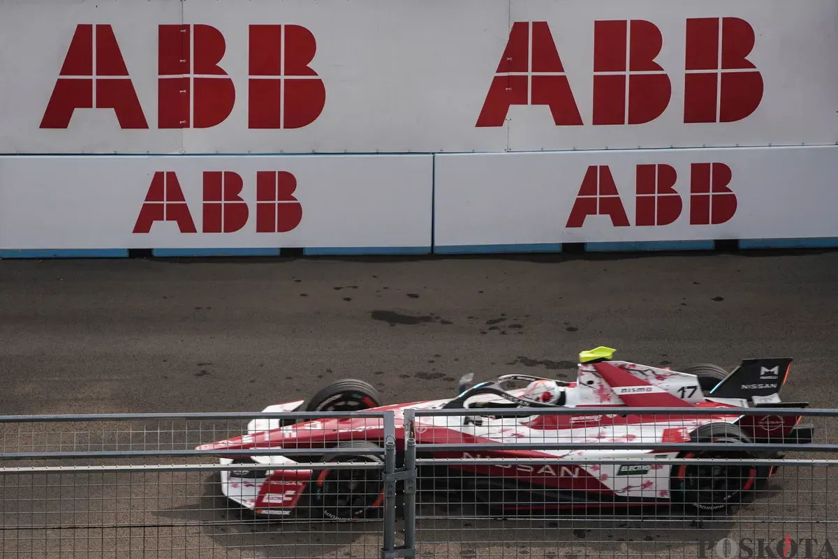 Sejumlah pembalap memacu kecepatan saat mengikuti balapan Formula E World Championship musim ke-11 di Jakarta International E-Prix Circuit (JIEC), Ancol, Jakarta, Sabtu, 21 Juni 2025. (Sumber: Poskota/Bilal Nugraha Ginanjar)