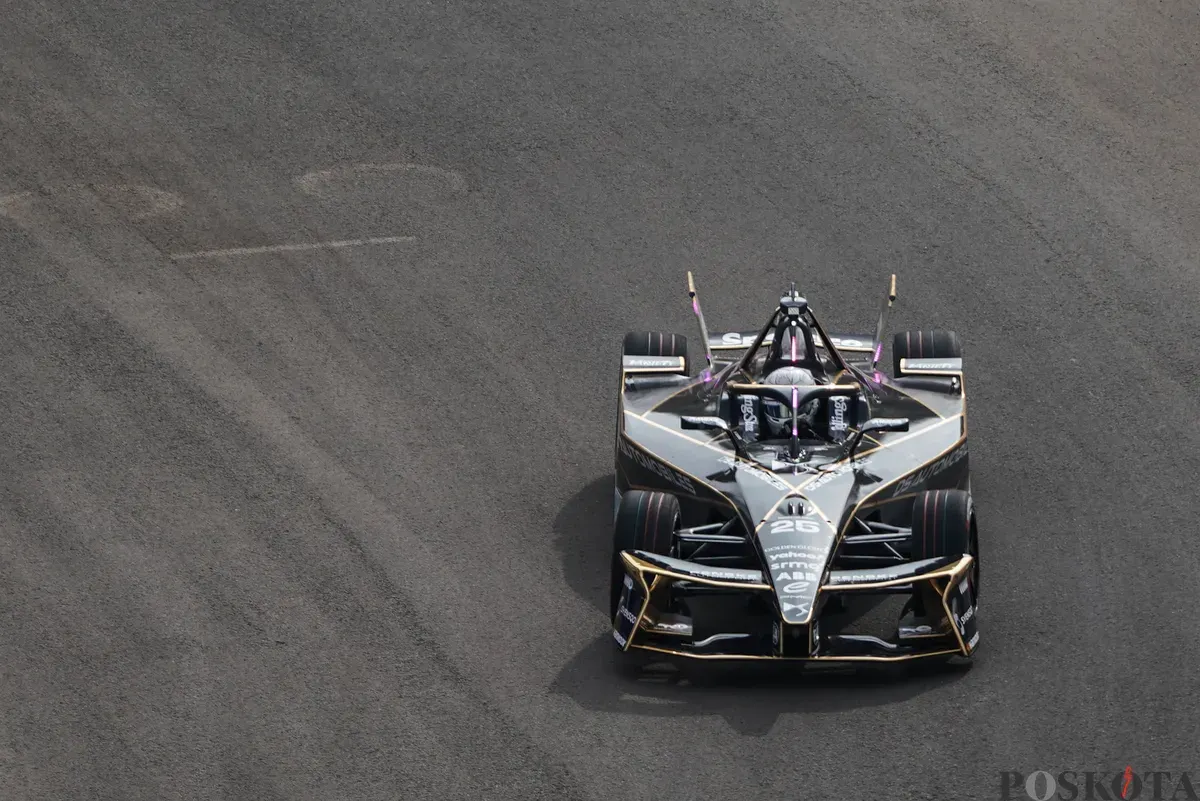 Sejumlah pembalap memacu kecepatan saat mengikuti balapan Formula E World Championship musim ke-11 di Jakarta International E-Prix Circuit (JIEC), Ancol, Jakarta, Sabtu, 21 Juni 2025. (Sumber: Poskota/Bilal Nugraha Ginanjar)