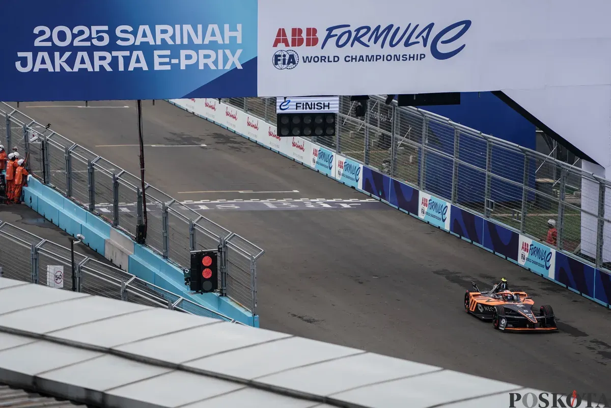 Pembalap tim Neom Mclaren Taylor Barnard memacu kecepatan saat Kualifikasi Formula E World Championship musim ke-11 di Jakarta International E-Prix Circuit (JIEC), Jakarta, Sabtu, 21 Juni 2025. (Sumber: Poskota/Bilal Nugraha Ginanjar)