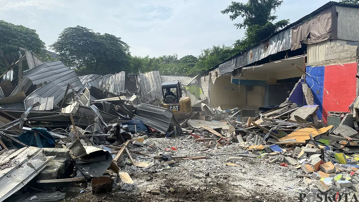 Bangunan yang berdiri di lahan Pemkot Tangsel di kawasan Roxy, Ciputat, dirobohkan oleh petugas Satpol PP pada Senin, 23 Juni 2025. (Sumber: POSKOTA | Foto: Primayanti)