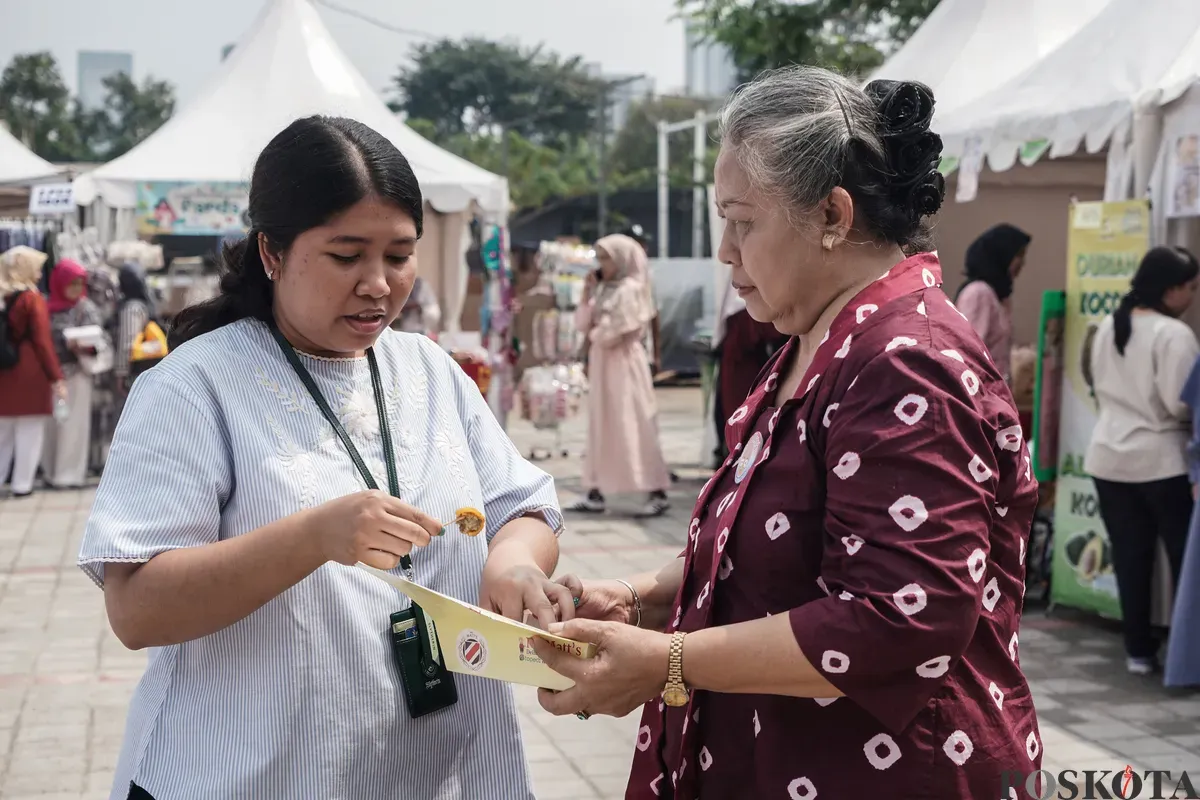 Pelaku UMKM melayani calon pembeli saat bazaar Jakarta Kita 2025 di Cibis Park, Jakarta Selatan, Rabu, 25 Juni 2025. (Sumber: Poskota/Bilal Nugraha Ginanjar)