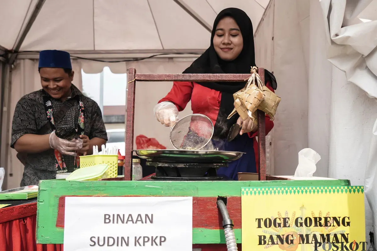 Pelaku UMKM melayani calon pembeli saat bazaar Jakarta Kita 2025 di Cibis Park, Jakarta Selatan, Rabu, 25 Juni 2025. (Sumber: Poskota/Bilal Nugraha Ginanjar)