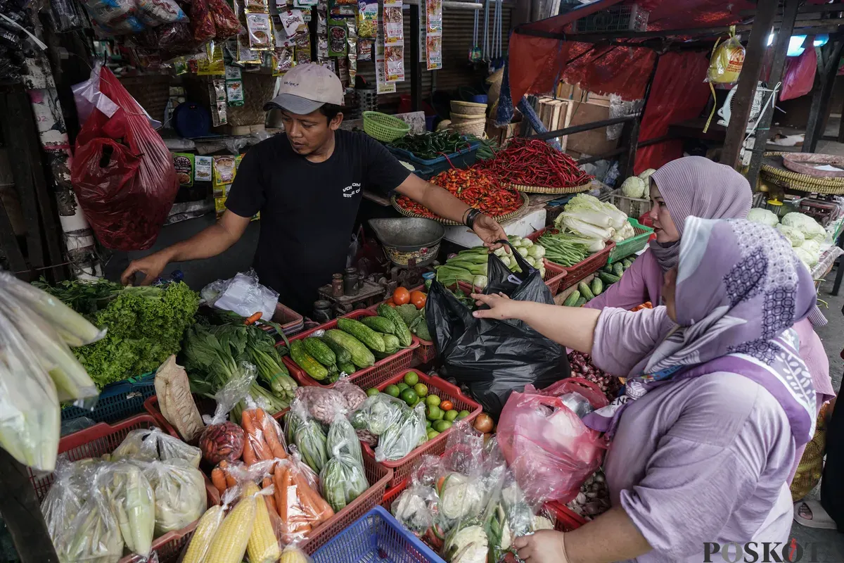 Pedagang sayuran melayani pembeli di Pasar Kebayoran Lama, Jakarta Selatan, Senin, 23 Juni 2025. (Sumber: Poskota/Bilal Nugraha Ginanjar)