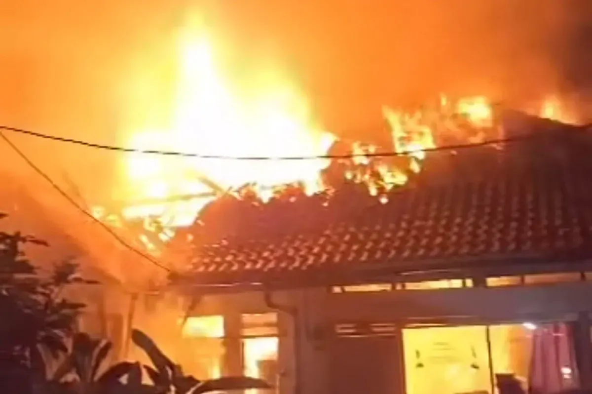 Api membesar terlihat membakar rumah di Jalan Mawar, Kelurahan Depok, Rabu dini hari, 25 Juni 2025. (Sumber: Instagram/@depokfirerescue113)