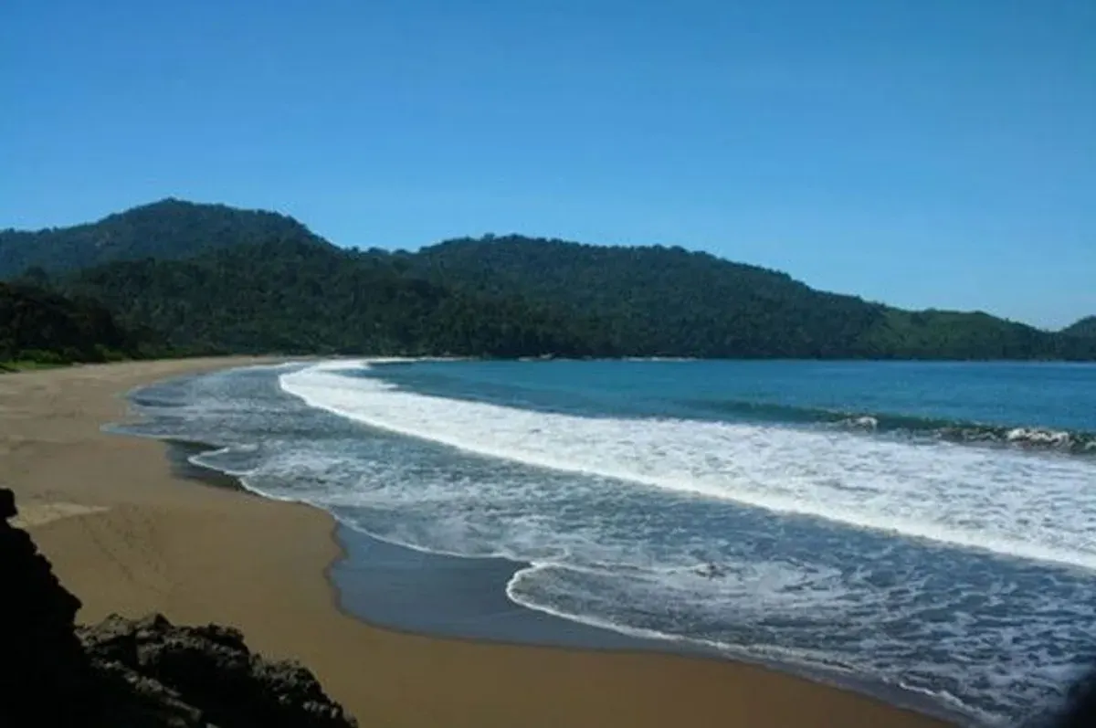 Pagi hari di Pantai Pancur menawarkan suasana yang menenangkan, ideal untuk kontemplasi dan menikmati udara segar pegunungan dan pantai secara bersamaan. (Sumber: Pinterest)