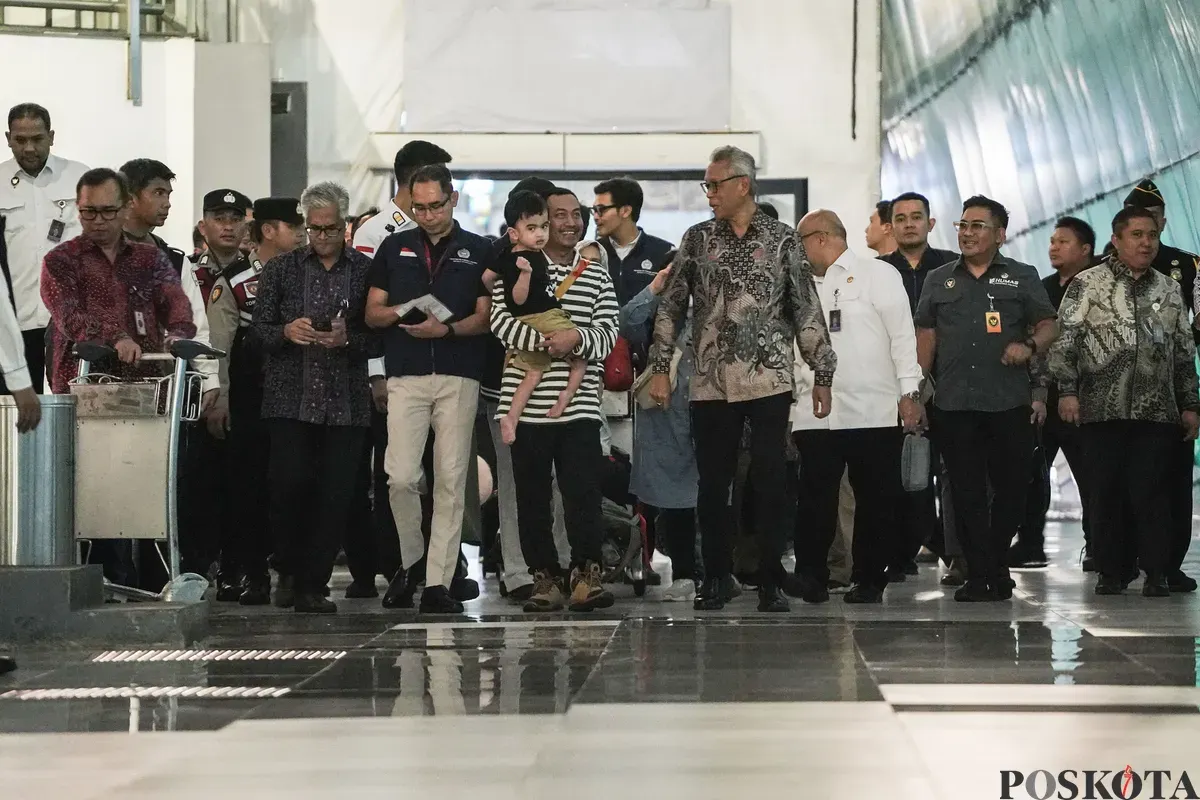 Sejumlah Warga Negara Indonesia (WNI) asal Samarinda keluar bandara setelah tiba dari Iran di Bandara Soekarno Hatta Tangerang, Banten, 24 Juni 2025. (Sumber: Poskota/Bilal Nugraha Ginanjar)