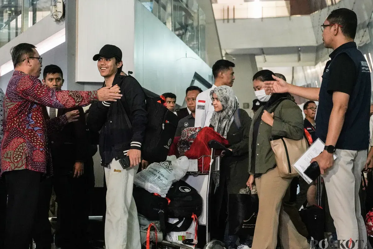 Sejumlah Warga Negara Indonesia (WNI) asal Samarinda keluar bandara setelah tiba dari Iran di Bandara Soekarno Hatta Tangerang, Banten, 24 Juni 2025. (Sumber: Poskota/Bilal Nugraha Ginanjar)