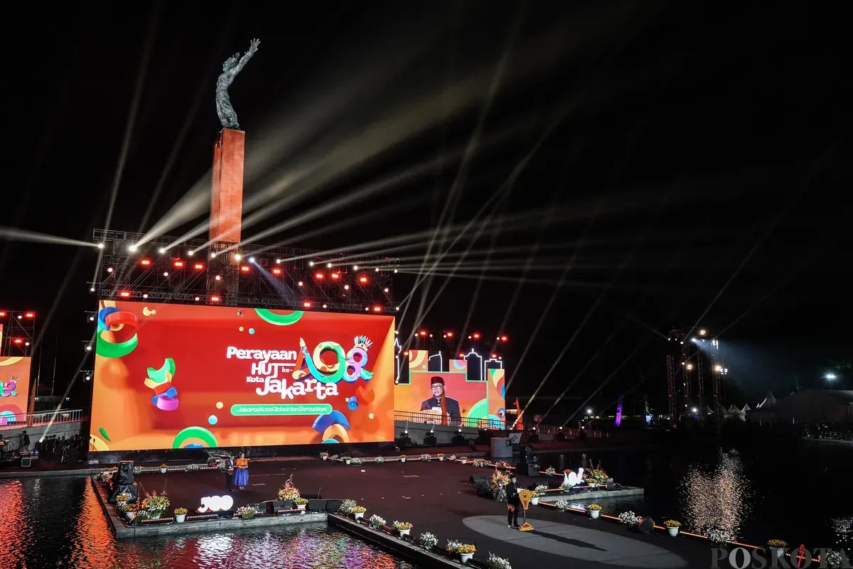 Gubernur DKI Jakarta memberikan sambutan pada malam puncak HUT ke-498 Jakarta di Lapangan Banteng, Jakarta, Minggu, 22 Juni 2025. (Sumber: Poskota/Bilal Nugraha Ginanjar)