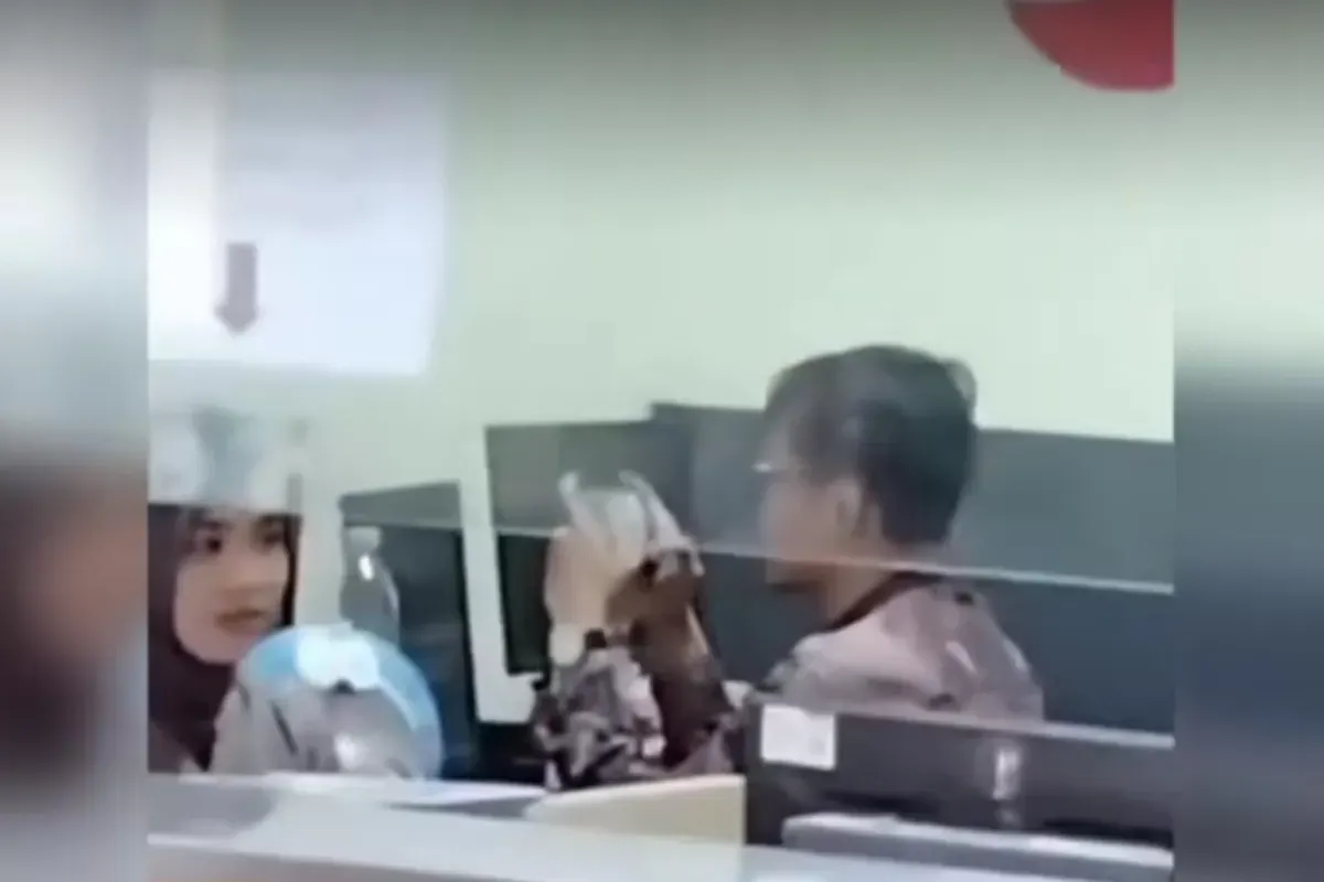 Seorang petugas Samsat di daerah Banten diduga main game online saat terjadi antrean panjang masyarakat. (Sumber: X/@heraloebss)