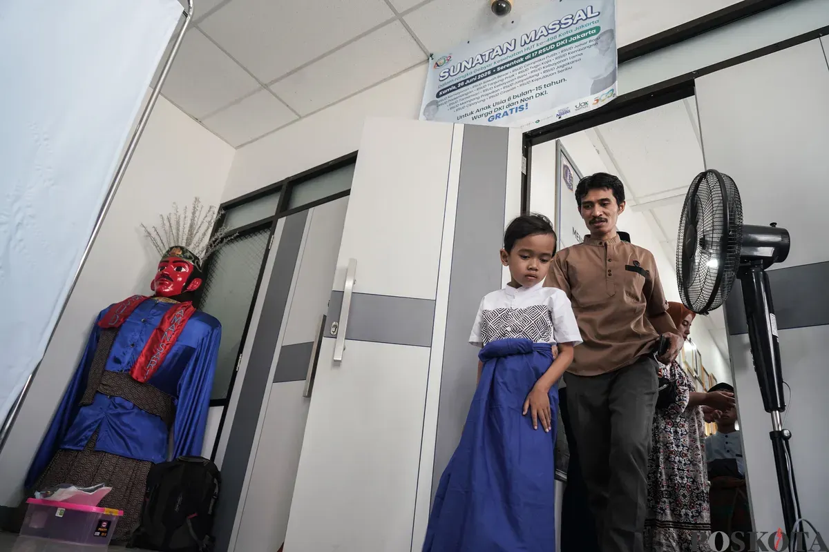 Peserta berjalan keluar setelah melakukan sunat pada sunatan massal gratis di RSUD Tamansari, Jakarta Barat, Kamis, 26 Juni 2025. (Sumber: Poskota/Bilal Nugraha Ginanjar)
