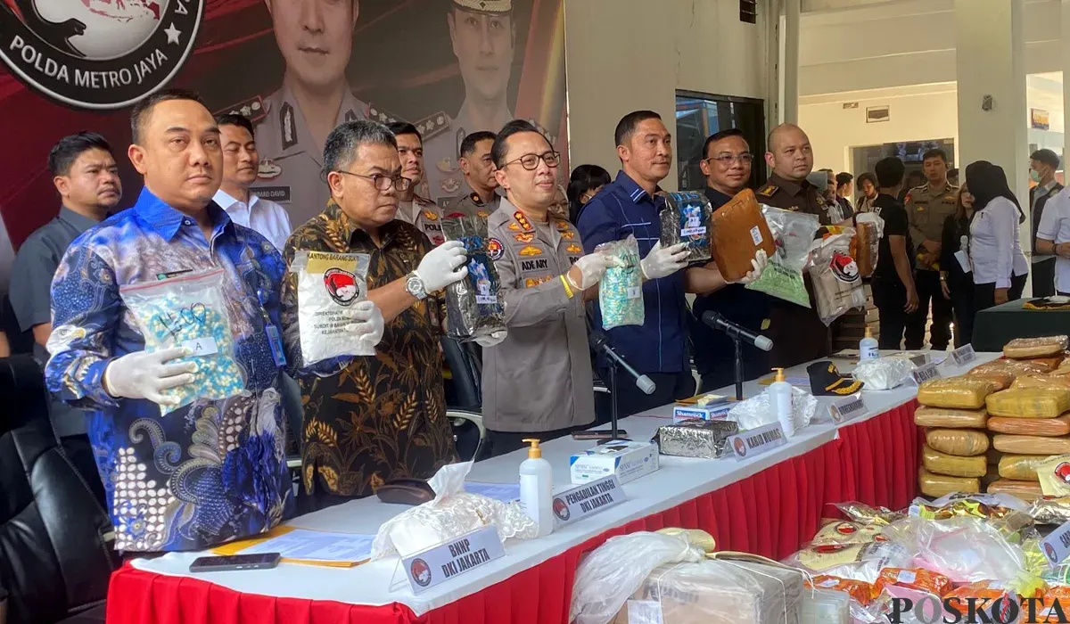 Polda Metro Jaya merilis pengungkapan kasus narkoba selama Mei-Juni 2025 dengan jumlah tersangka sebanyak 1.672 orang di Mapolda Metro Jaya, Jakarta Selatan, Kamis, 26 Juni 2025. (Sumber: POSKOTA | Foto: Ali Mansur)