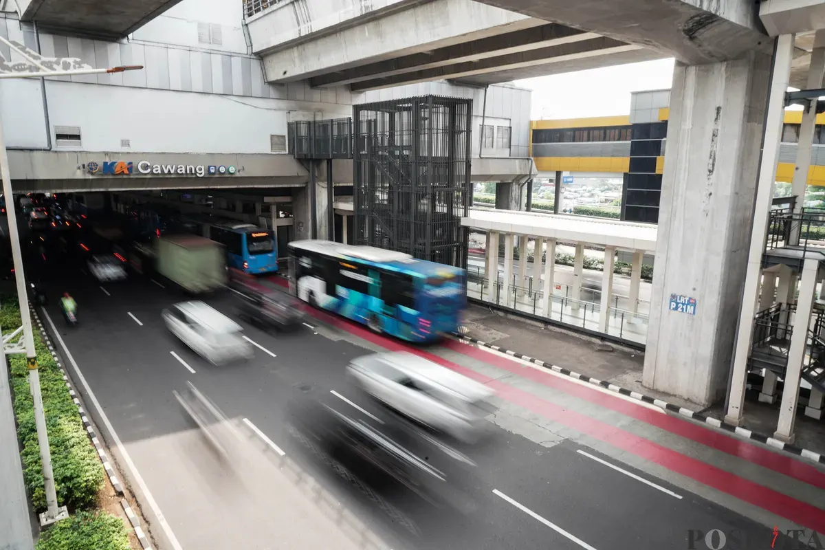 Sejumlah kendaraan melintasi Tol Dalam Kota Gatot Subroto, Jakarta, Jum'at, 27 Juni 2025. (Sumber: Poskota/Bilal Nugraha Ginanjar)