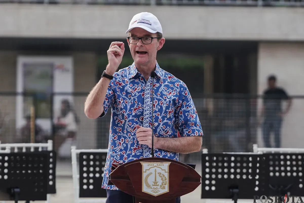 Duta Besar Inggris untuk Indonesia Dominic Jermey CVO, OBE menyampaikan sambutan di Taman Lapangan Banteng, Jakarta, Sabtu, 27 Juni 2025. (Sumber: Poskota/Bilal Nugraha Ginanjar)