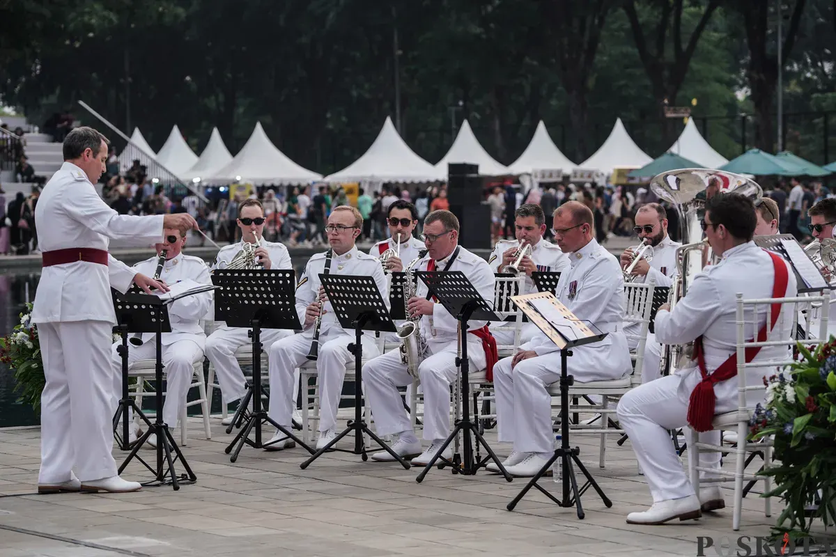 Grup marching band UK Royal Marine Band tampil di hadapan warga di Lapangan Banteng, Jakarta, Sabtu, 27 Juni 2025. (Sumber: Poskota/Bilal Nugraha Ginanjar)