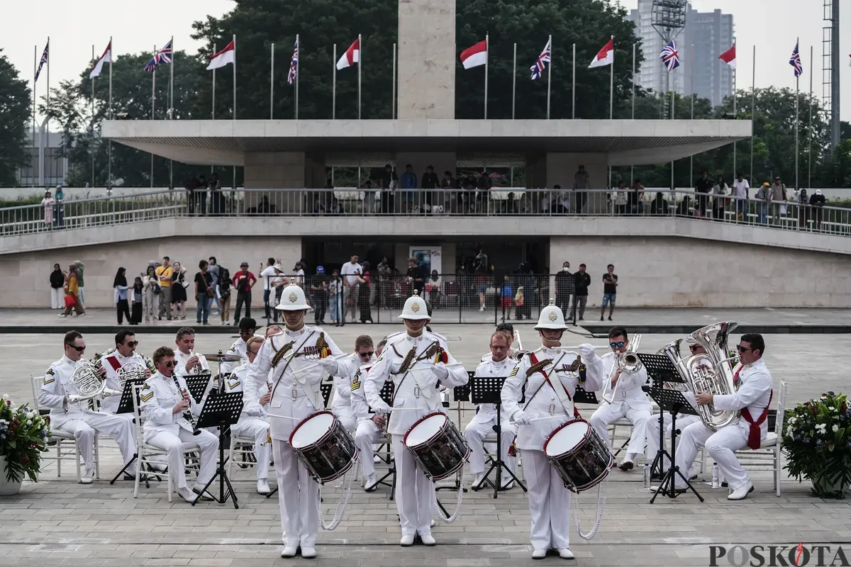 Grup marching band UK Royal Marine Band tampil di hadapan warga di Lapangan Banteng, Jakarta, Sabtu, 27 Juni 2025. (Sumber: Poskota/Bilal Nugraha Ginanjar)