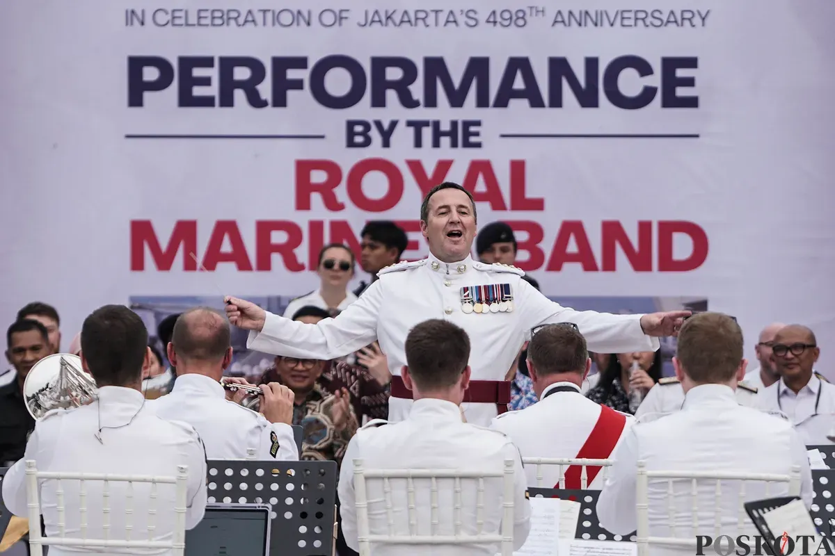 Grup marching band UK Royal Marine Band tampil di hadapan warga di Lapangan Banteng, Jakarta, Sabtu, 27 Juni 2025. (Sumber: Poskota/Bilal Nugraha Ginanjar)