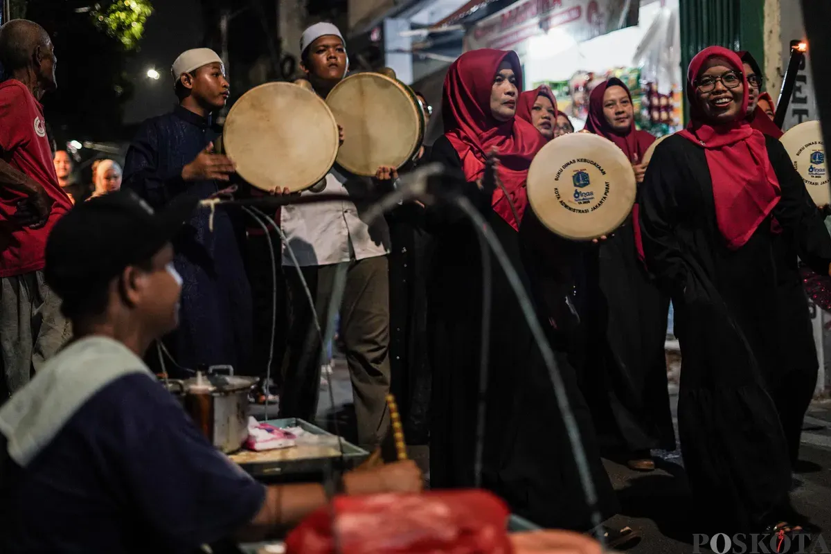 Sejumlah warga mengikuti pawai obor di kawasan Menteng, Jakarta, Kamis, 26 Juni 2025. (Sumber: Poskota/Bilal Nugraha Ginanjar)