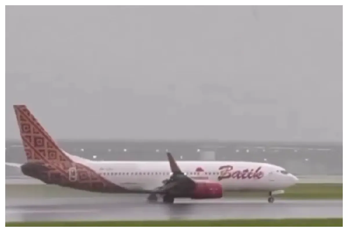 Detik-detik pesawat komersial milik maskapai Batik Air mengalami insiden miring saat mendarat. (Sumber: Instagram/@info.negri)