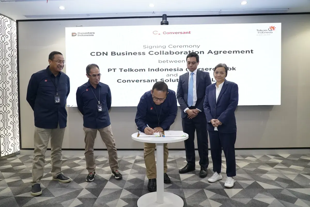 Direksi Telkom dan Conversant penandatanganan perjanjian kerja sama penyediaan layanan Content Delivery Network as a Service (CDN as a Service/CaaS) di Indonesia di Telkom Landmark Tower, Jakarta kemarin. (Sumber: Dok. Telkom)